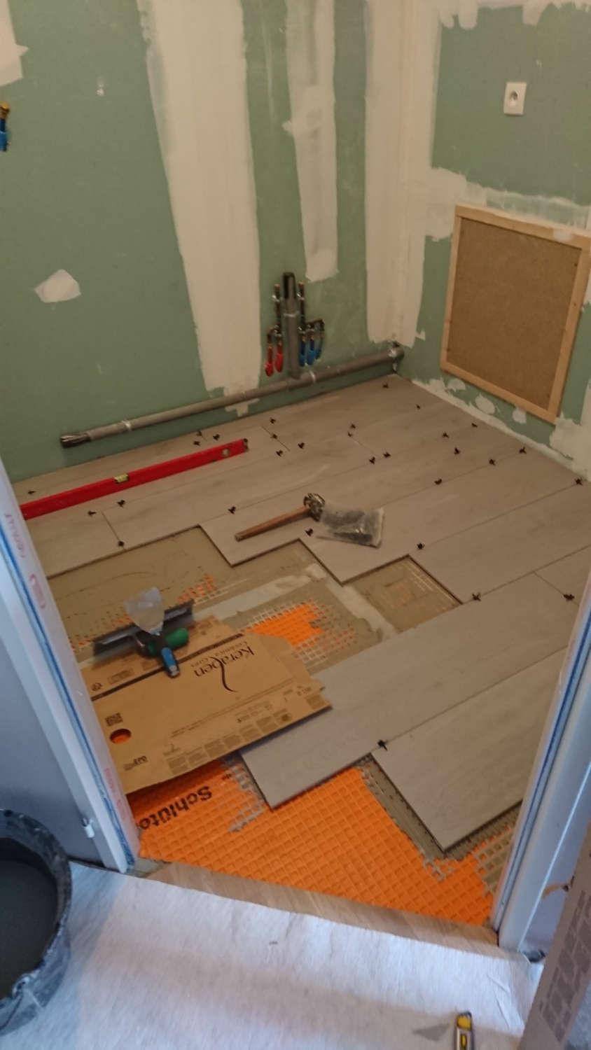 Pose de carrelage dans salle de bain