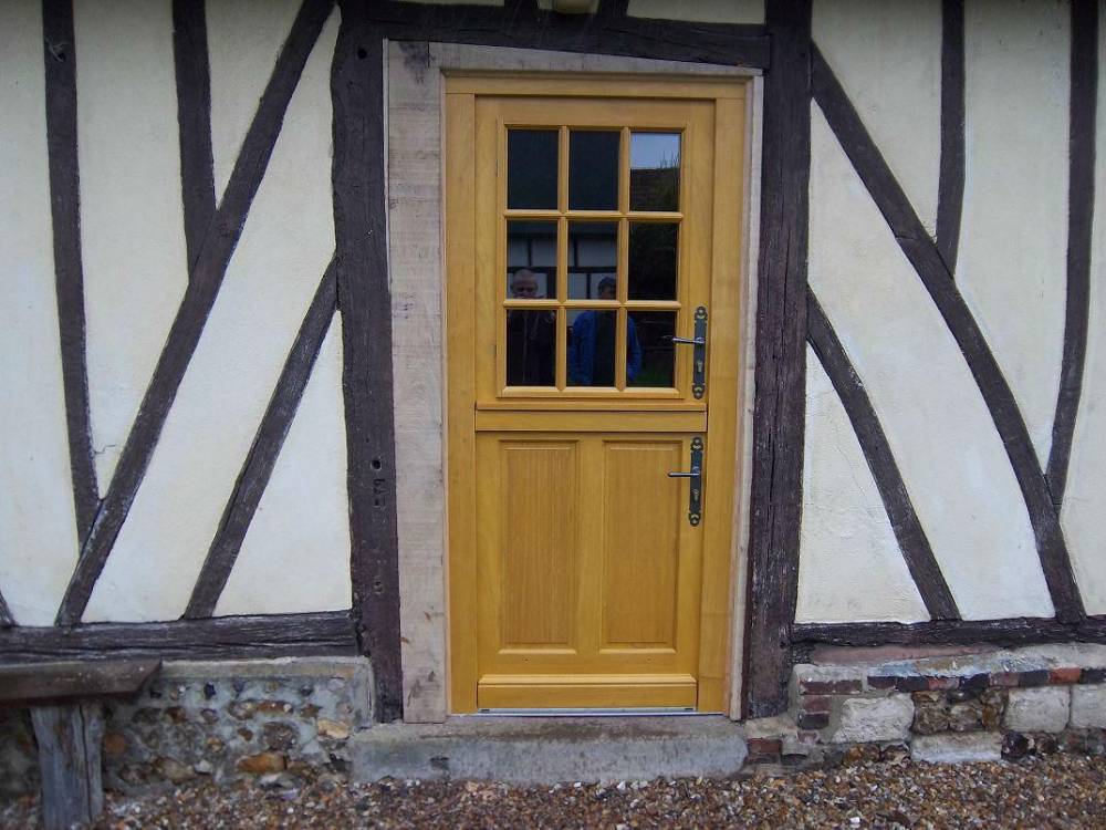 Pose de porte en bois
